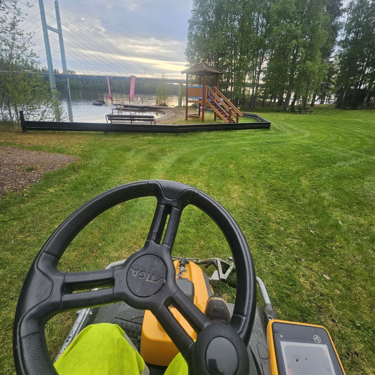 viacasa-kiinteistohuolto-taloyhtioille-ja-yrityksille ViaCasan sähköasentaja työskentelee otsalampun valossa vanhemman kiinteistön sisätiloissa. Asentajalla on työkaluvyö ja hän poraa alakattoon osana sähköasennusta.