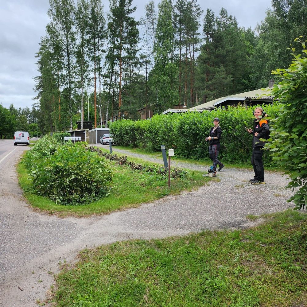 viacasa-pihan-ulkotyot-kotitalous ViaCasan sähköasentaja työskentelee uudisrakennuksen työmaalla sähkökeskuksen ja kaapelikelan läheisyydessä. Taustalla näkyy väliaikainen sähkökeskus ja rakenteilla oleva puukehikko.